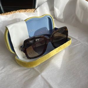 Gucci oversized sunglasses